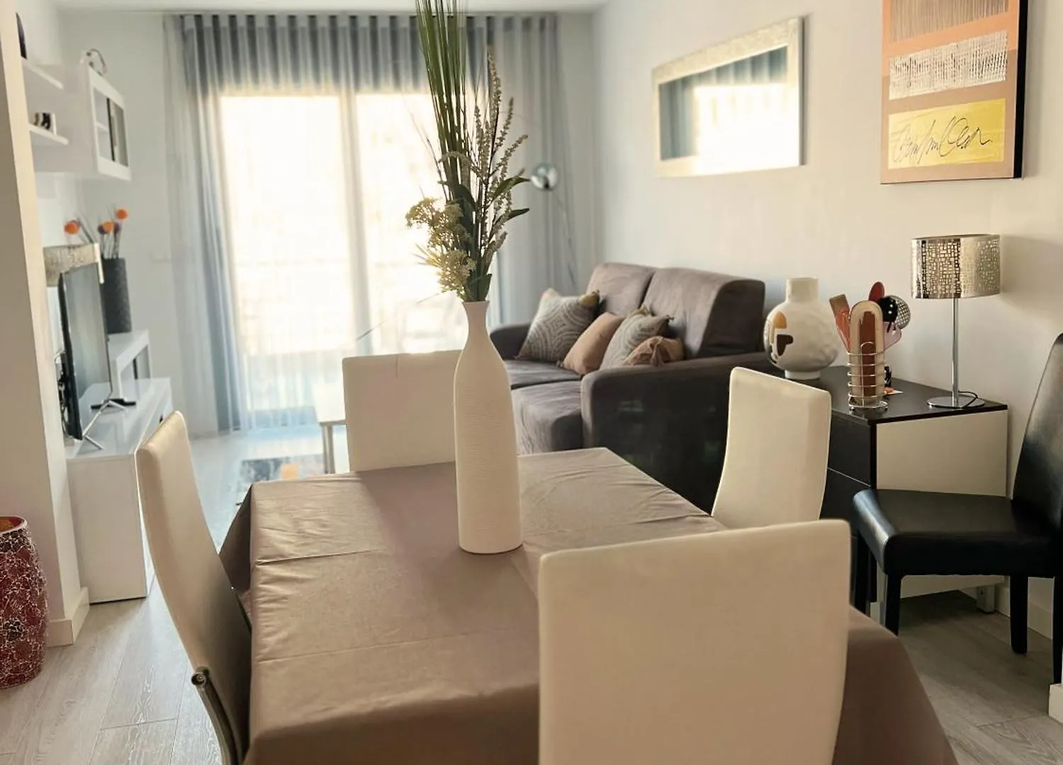 Castell Blau Apartment Roses