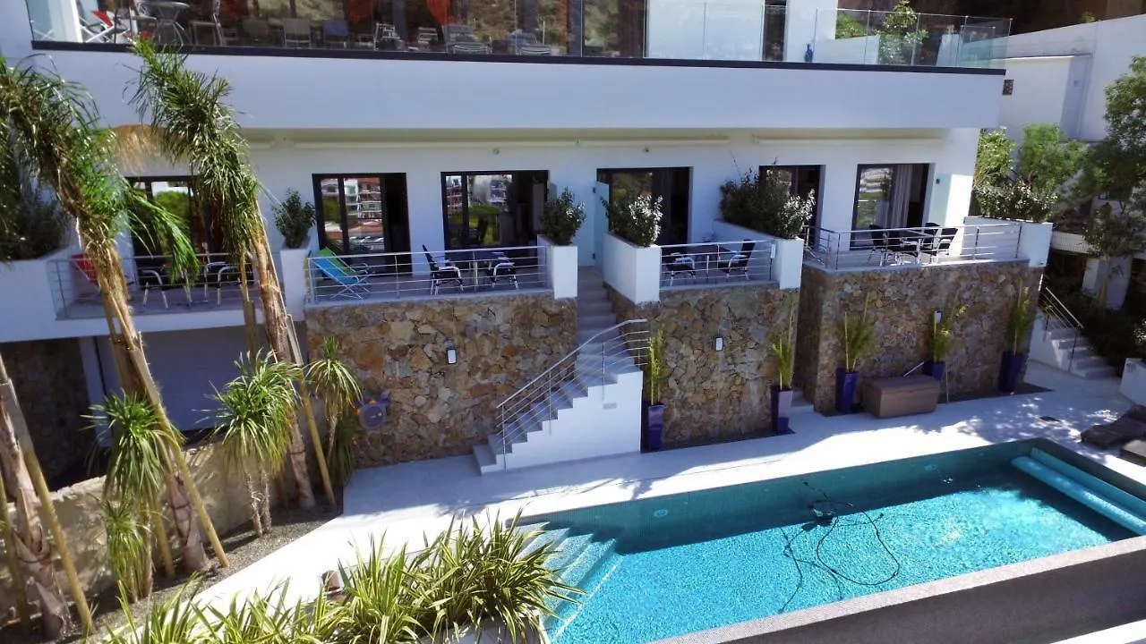 Castell Blau Apartment Roses
